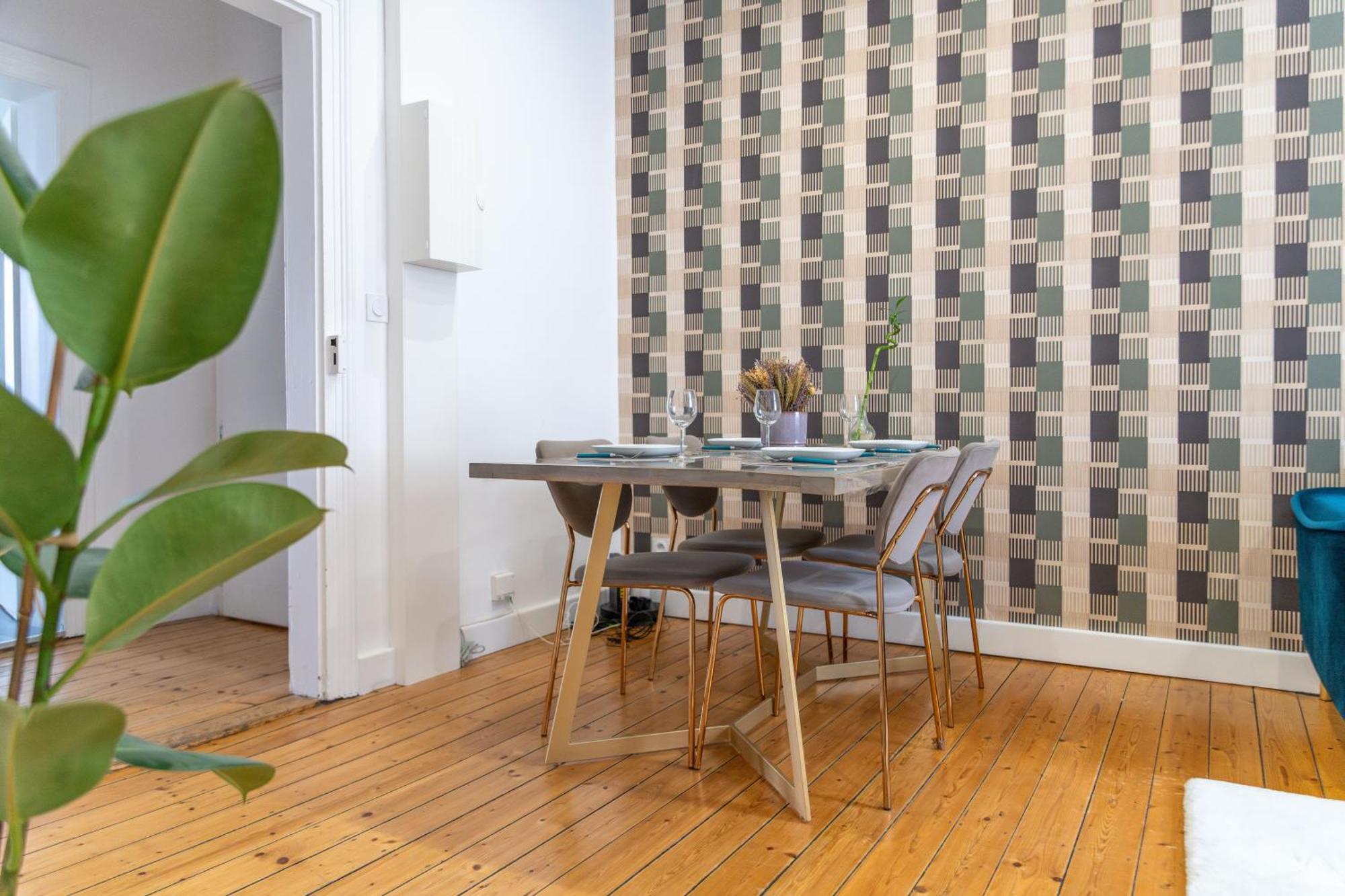 Plumeria: Peaceful Grand Near Station With Free Parking Apartment
